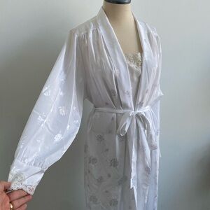 Vintage White Floral Women's Robe & Slip